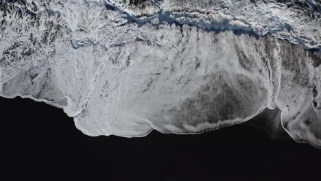 de arriba hacia abajo: las olas espumosas del océano atlántico alcanzando la playa de basalto negro de islandia en un día soleado