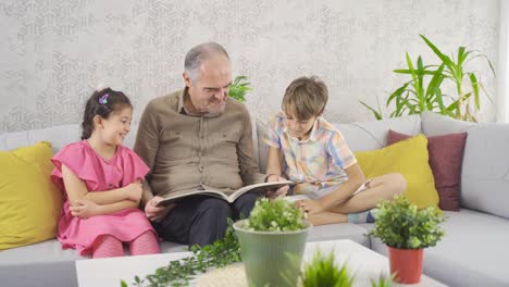 Grandfather-shows-his-grandchildren-the-picture-album.