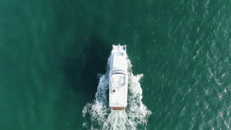 pequeño yate rugiendo a través de las aguas de la bahía de hong kong, vista aérea
