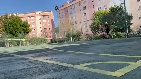 entrenamiento increíble del deporte del tenis en un día soleado