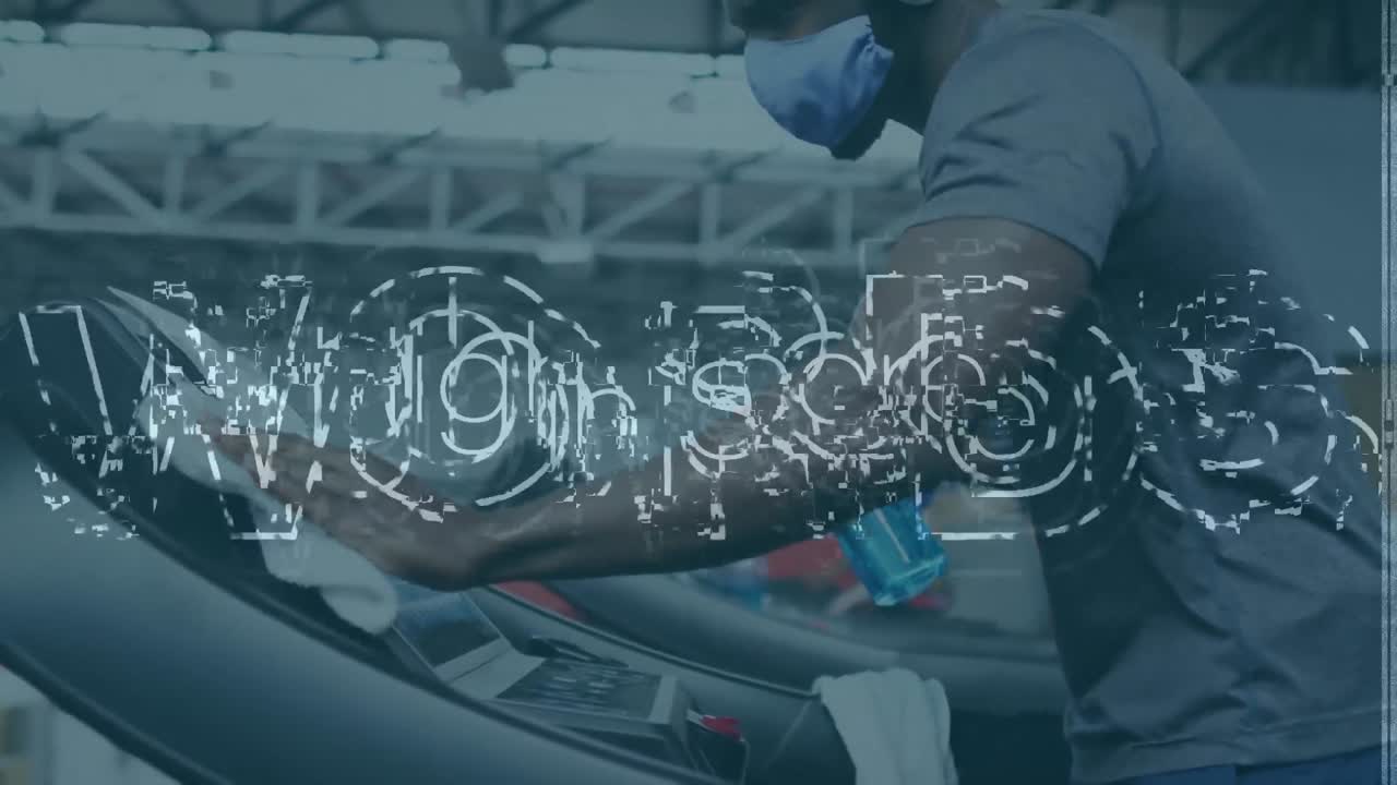 texto de alta puntuación contra el hombre que usa máscara de cara limpieza de equipos de gimnasio con desinfectante