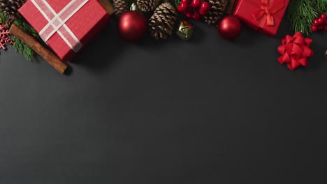 video de decoraciones de navidad y regalos con conos de pino y espacio de copia sobre fondo negro