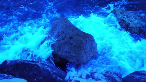 Felsen-An-Der-Küste-Frankreichs-Mit-Wellen,-Die-Am-Abend-In-Zeitlupe-Schlagen