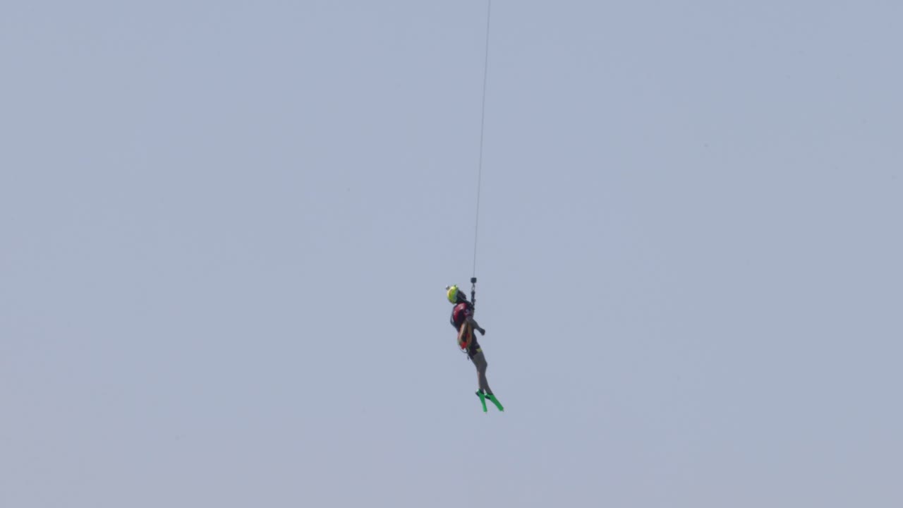 operación de rescate aéreo con helicóptero y rescatista