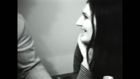 dos mujeres en conversación