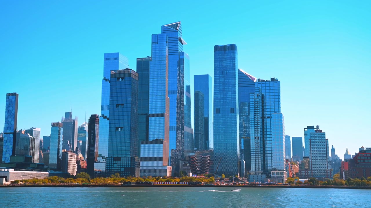 Nova Iorque, EUA, 22 de maio de 2026: Torres de vidro de Hudson Yards vistas do Rio Hudson. Agrupamento de arranha-céus reflexivos ao longo da orla oeste em um dia claro.