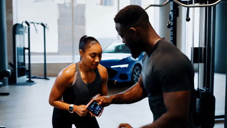 sesión de entrenamiento físico en el gimnasio