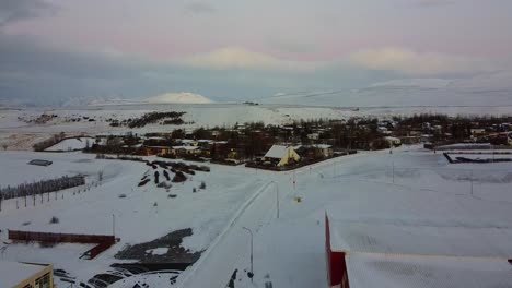 Bonito-Pueblo-En-El-Norte-De-Islandia-Dividido-En-Dos-Partes-Por-Un-Rio-Glacial-Ubicado-En-La-Costa-Del-Norte-De-Islandia-Y-Muy-Bien-Ubicado-En-La-Ruta-N1,-Uno-De-Los-Mejores-Pueblos-Para-Ver-La-Aurora-Boreal