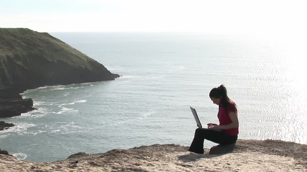 Mulher Trabalhando no Laptop
