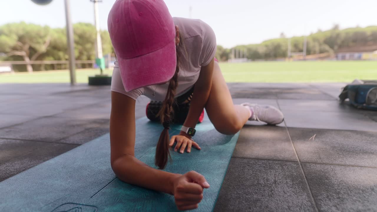 mujer haciendo ejercicio de tabla al aire libre