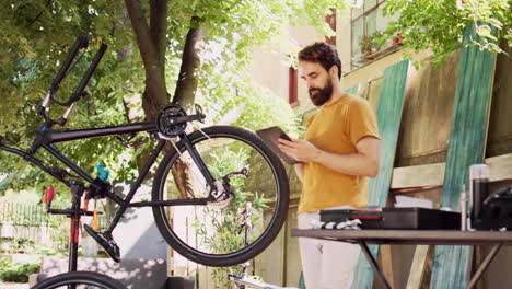 Mann-Surft-Im-Internet,-Um-Sein-Fahrrad-Zu-Warten