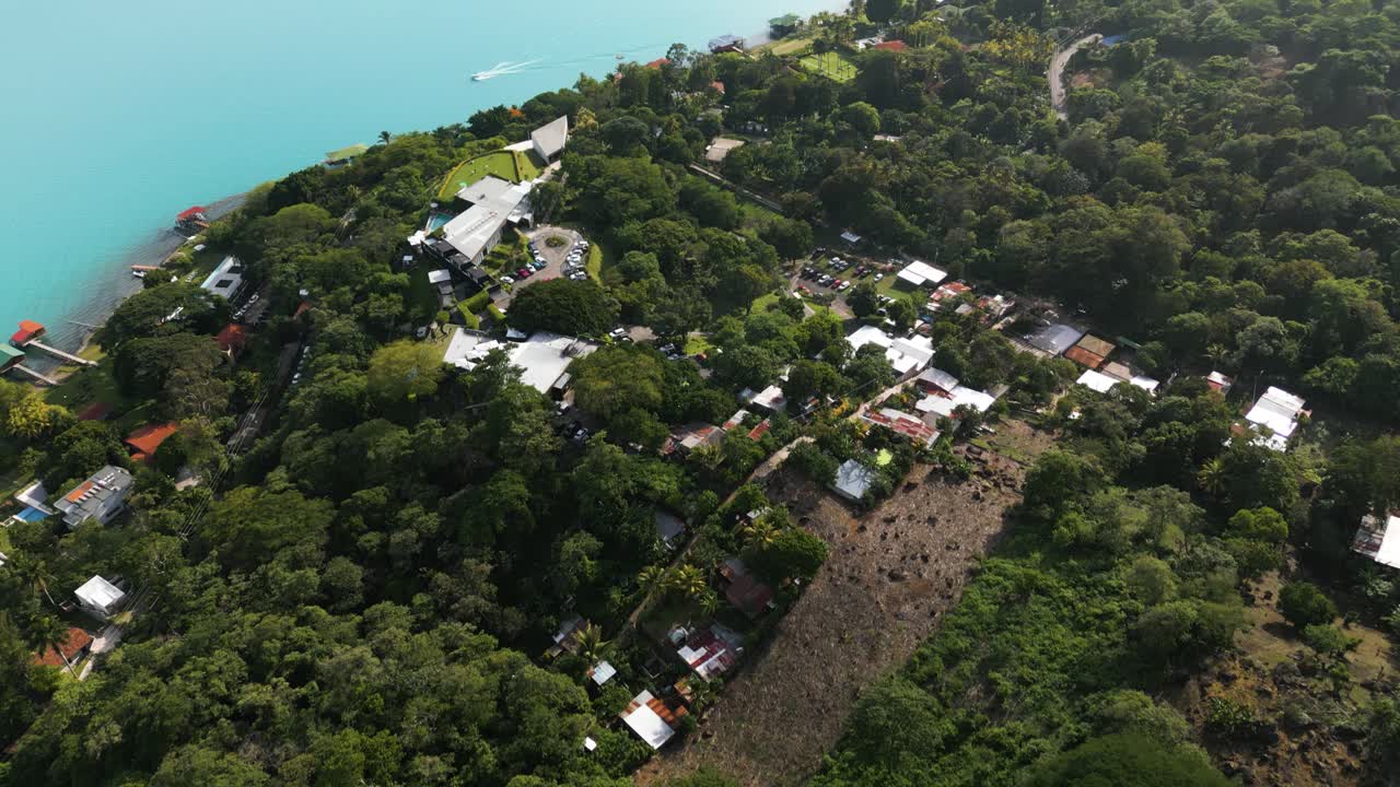 fotografía aérea del lago coatepeque en el salvador durante un día brumoso y soleado