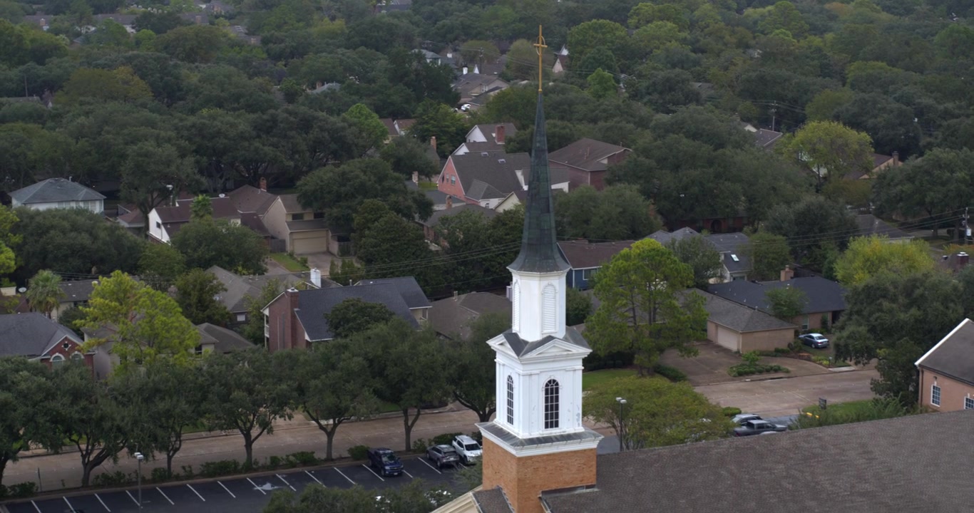 Güneybatı Houston, Teksas'taki evlerin ve kilisenin ortaya çıkarma çekimi
