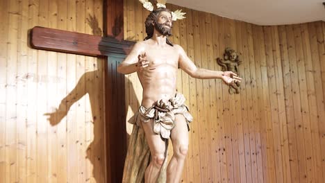 imagen de madera de jesús en la cruz, cristo