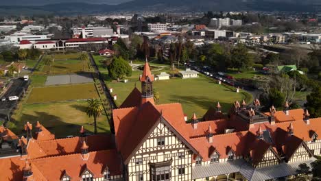 Asombrosa-Antena-De-Drones-De-La-Torre,-Museo-De-Rotorua-Y-Jardines-Gubernamentales,-Paisaje-Urbano-De-La-Ciudad-De-Rotorua,-Nueva-Zelanda