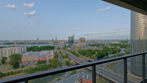 empujar en el pasado barandilla y techo revela la ciudad moderna de riga, letonia