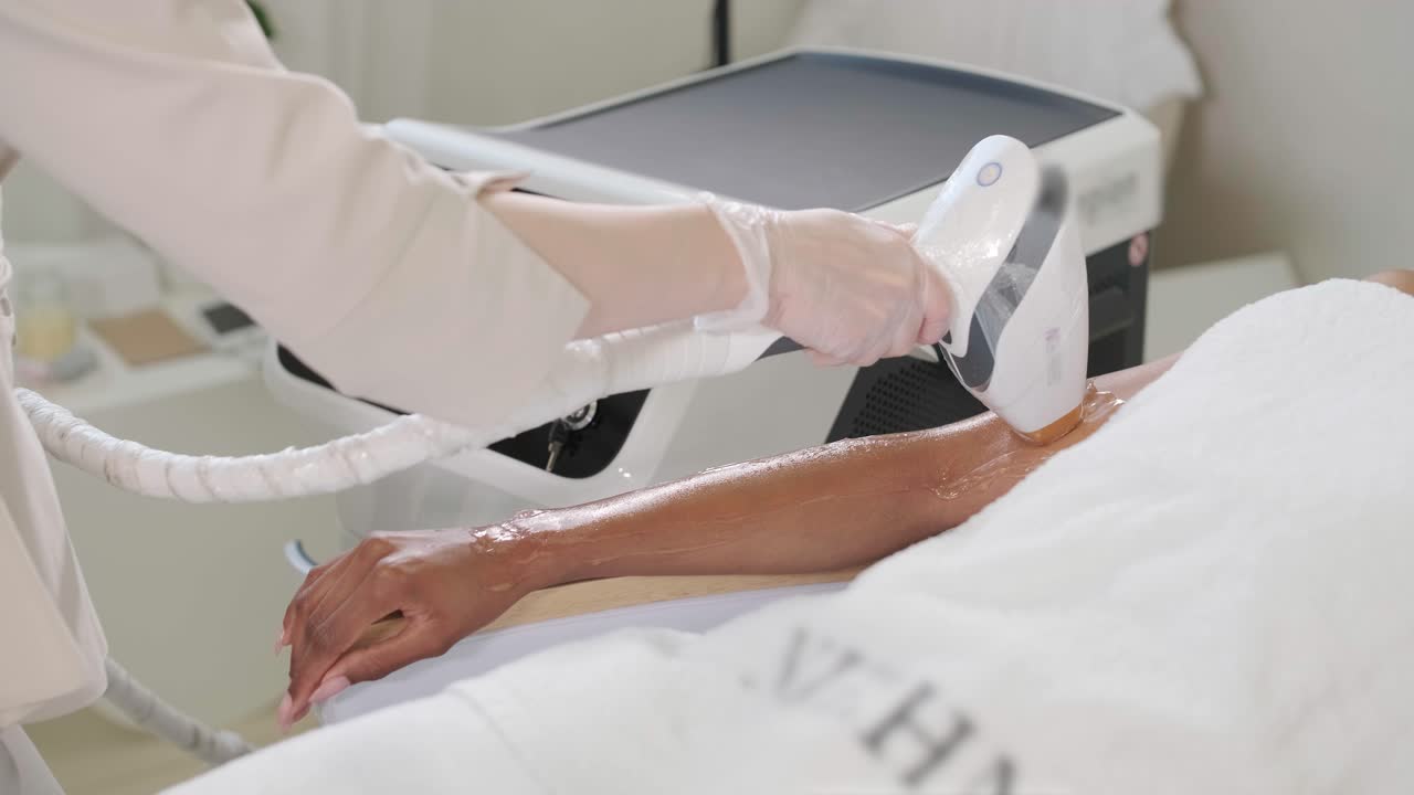 미용실에서 레이저 제거 및 화장품. 화장품, 스파 및 탈모 개념. 여성 손의 레이저 탈모 절차. 장갑을 입은 의사.