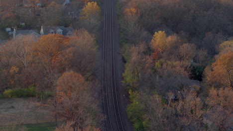 Flyover-Bahngleise-In-Einer-Kleinen-Stadt-Im-Herbst-Bei-Sonnenuntergang