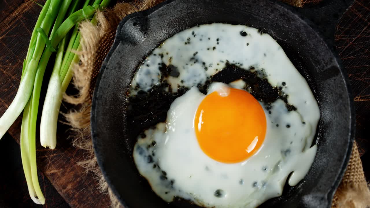 Paistinpannu paistetulla munalla pyörii hitaasti