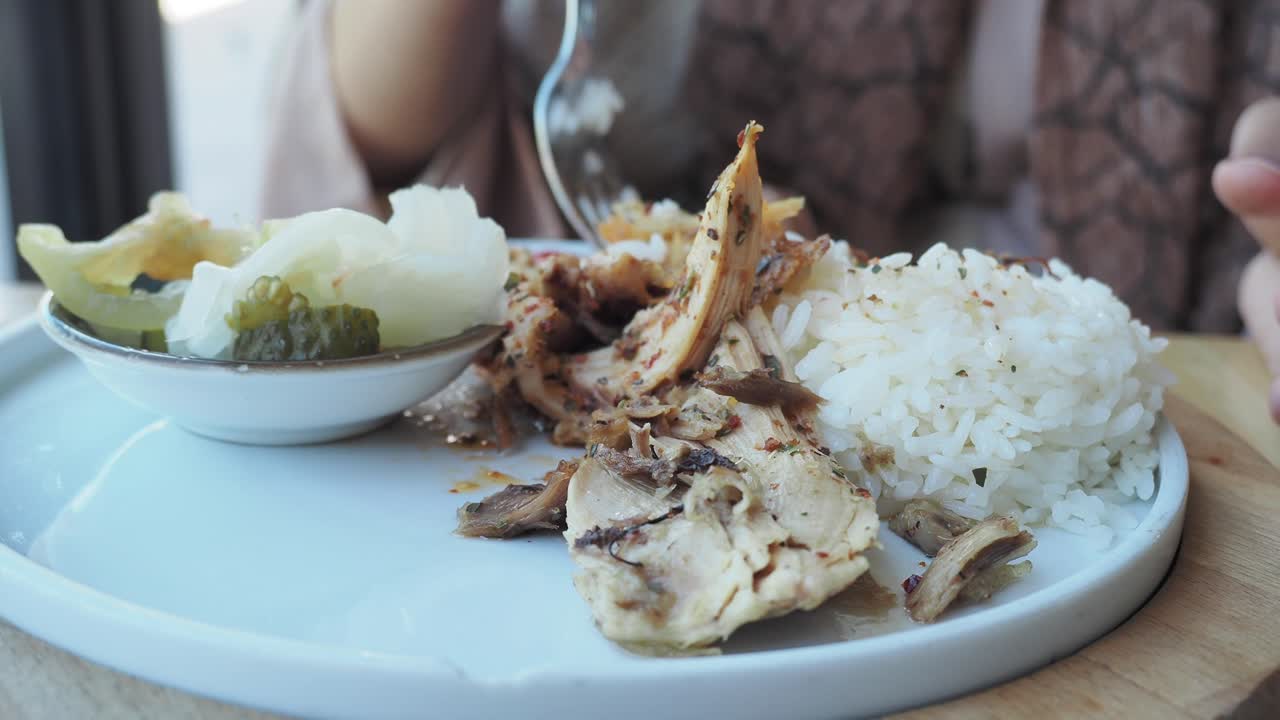 과 채소 한 접시 를 먹는 사람