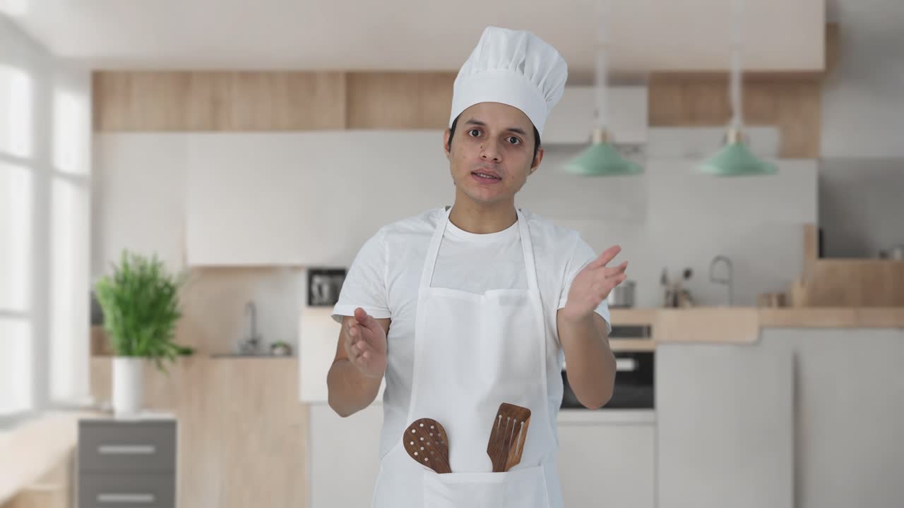 chef profesional indio hablando con alguien