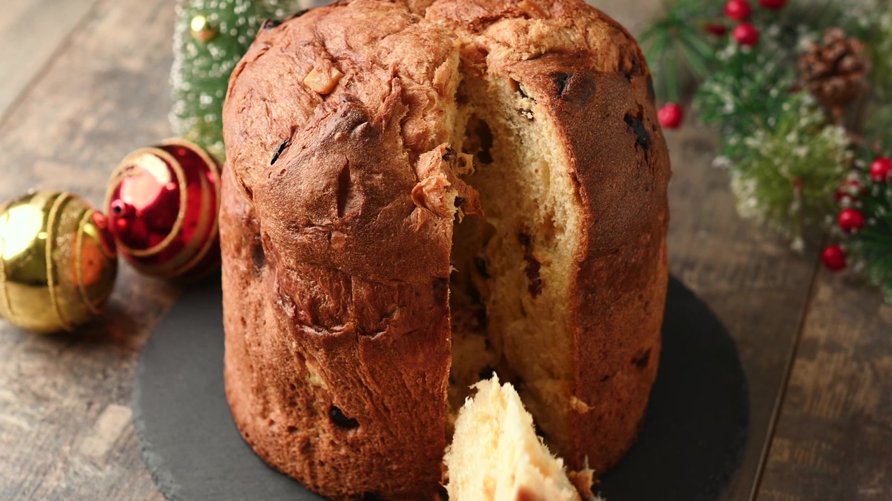 Taglio del Panettone tradizionale italiano