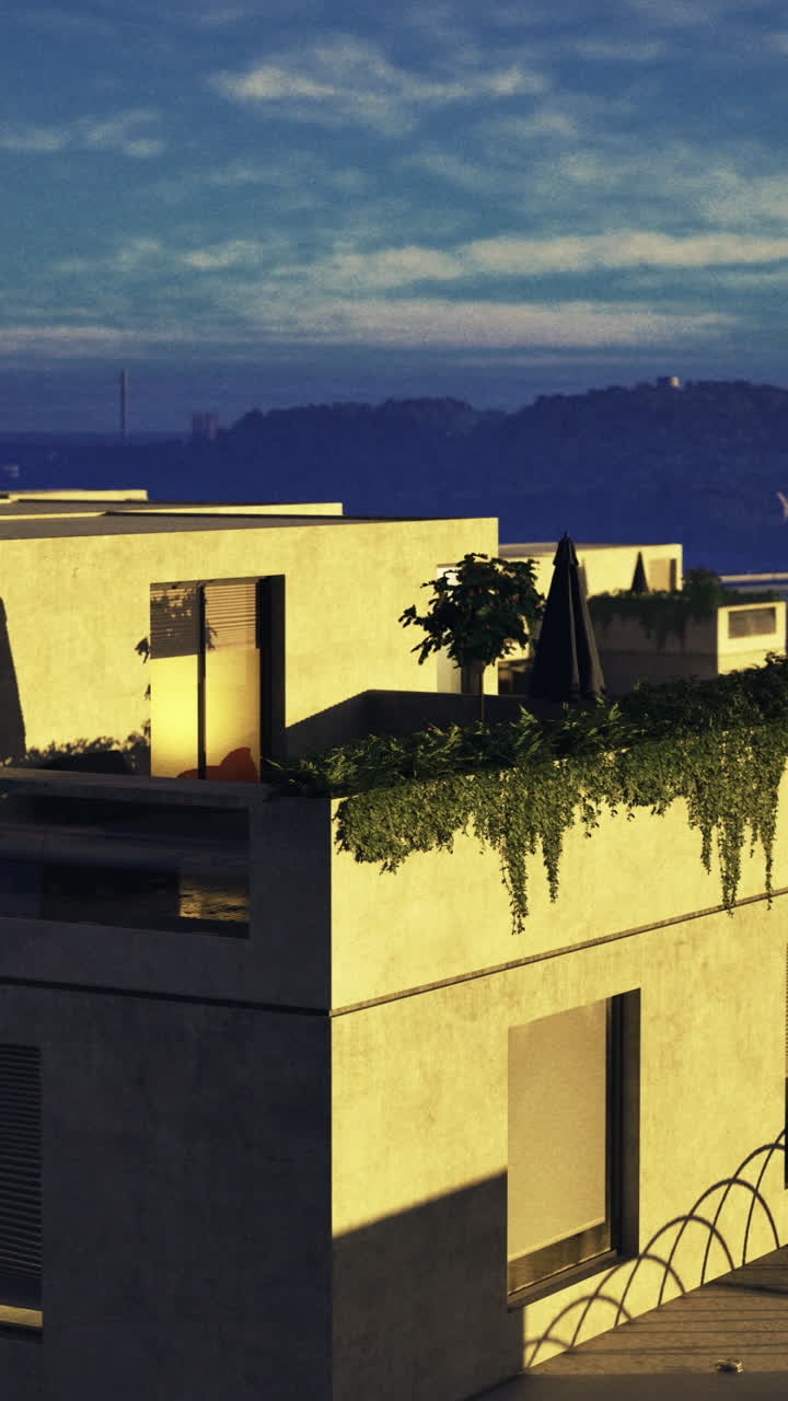 Vista serale dello skyline di una città con architettura moderna vicino al lungomare