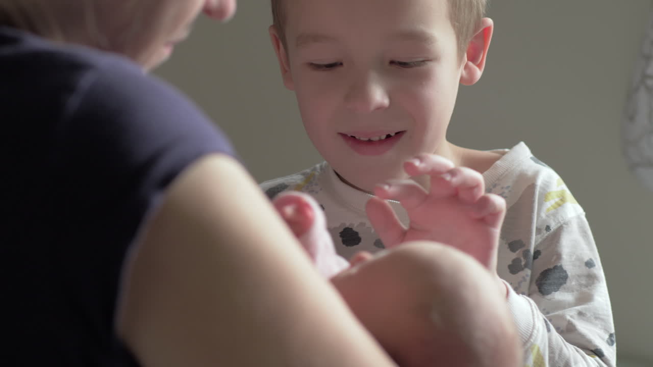 손자와 손녀와 함께 할머니