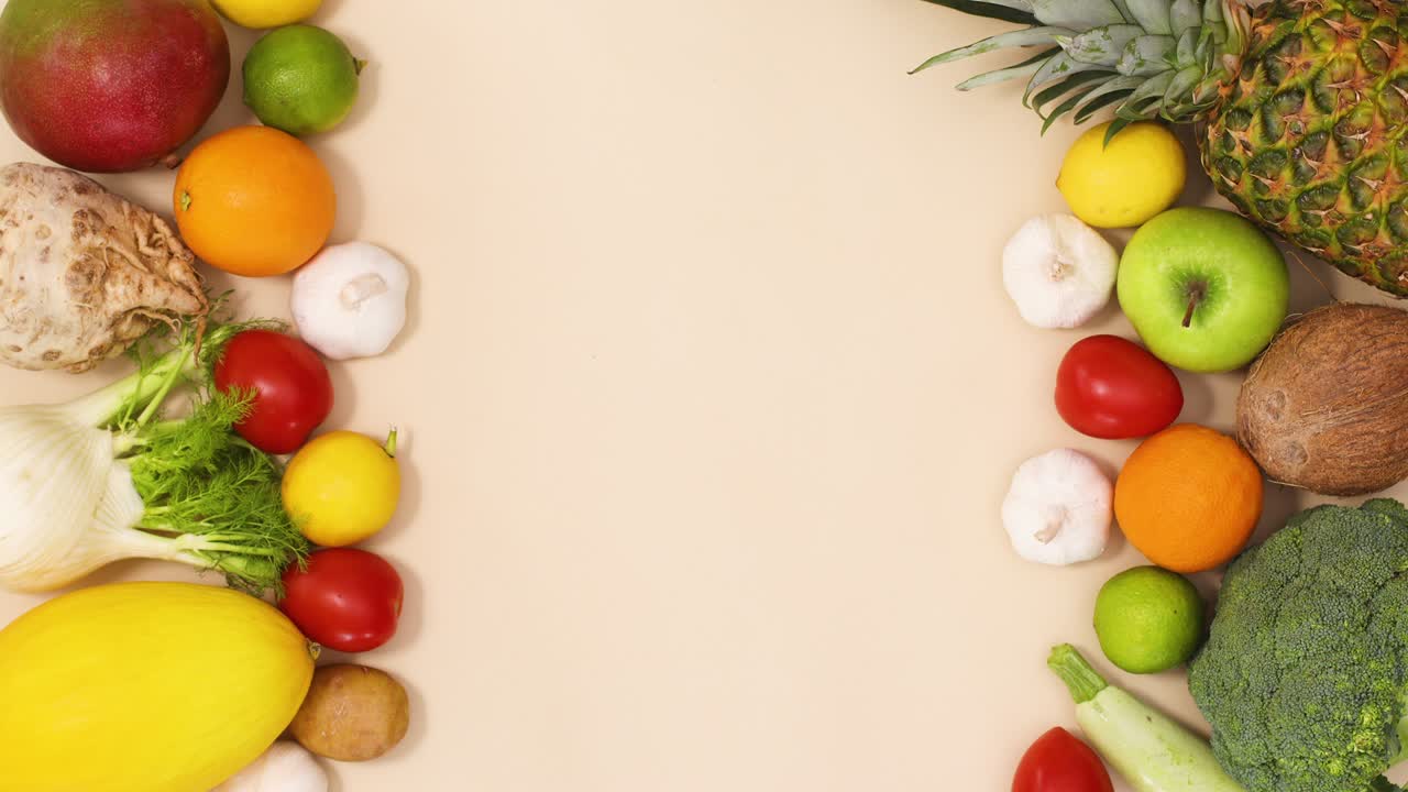 las frutas y verduras maduras y frescas se mueven en el lado izquierdo y derecho con espacio de copia en el medio. detenga el movimiento