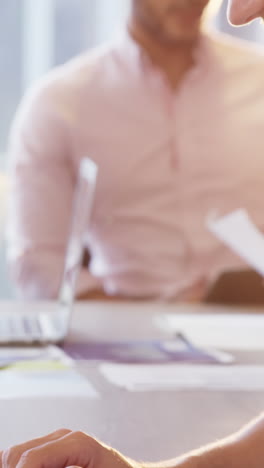ejecutivo de negocios usando computadora portátil