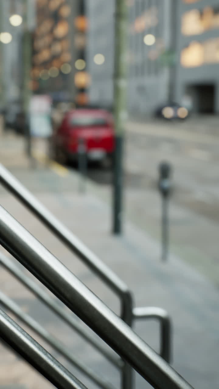Şehir Sokağı Merdivenlerinde Metal Korkuluk