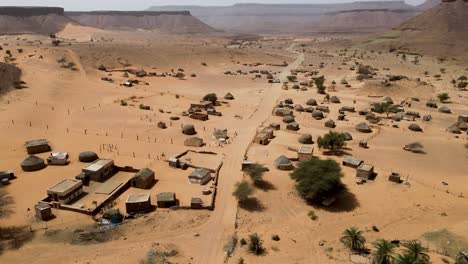 chozas de paja en el pueblo de terjit oasis en mauritania, áfrica - drone aéreo