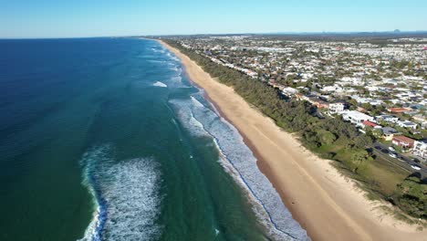 Pullback-Flight-Above-Kawana-Beach-Near-Buddina-Foreshore-Reserve-On-Sunshine-Coast-In-Queensland,-Australia