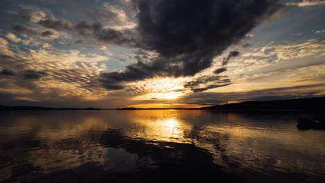 Sonnenuntergang-Im-Zeitraffer,-Viel-Wolkenbewegung,-Pyhäjärvi-Tampere