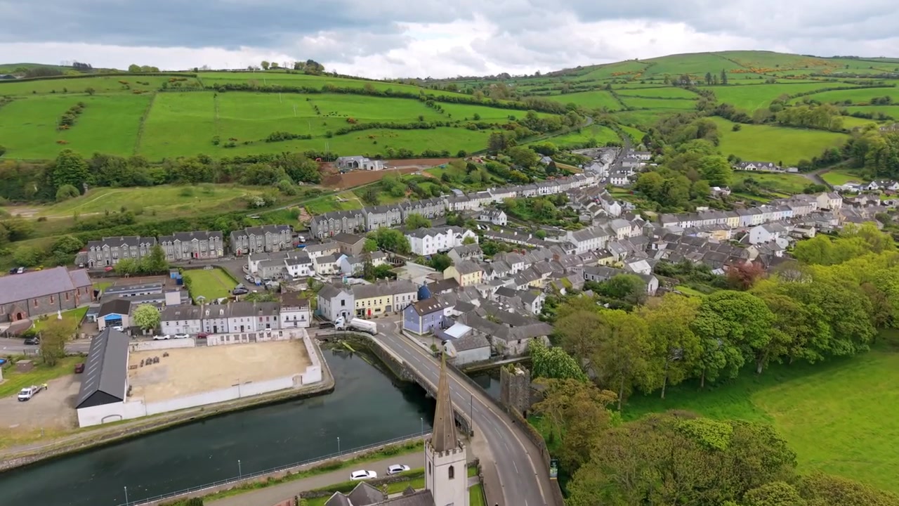 Video aereo 4K a 60FPS in sorvolo su Glenarm nella Contea di Antrim, Irlanda del Nord nel Regno Unito. Prodotto in 3840x2160 e con colore Rec709.