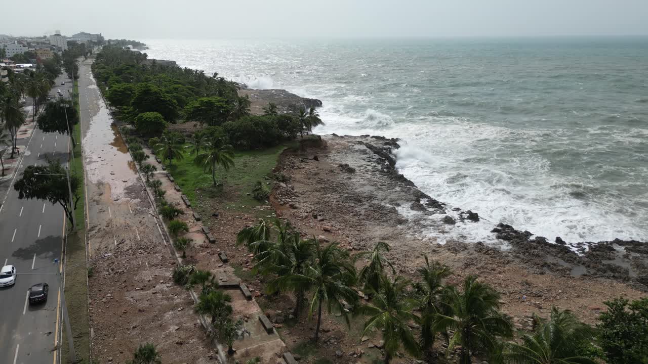 Lungomare costiero Malecon di Santo Domingo e onde che si infrangono, Repubblica Dominicana.
