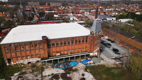 antiguo edificio comercial abandonado cerca de la ciudad moderna, vista aérea