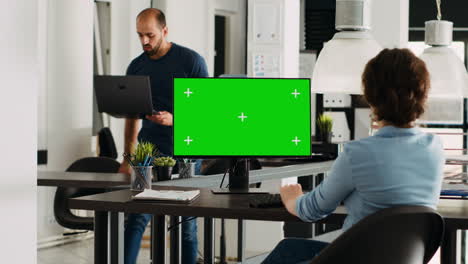 mujer de negocios mirando la pantalla verde