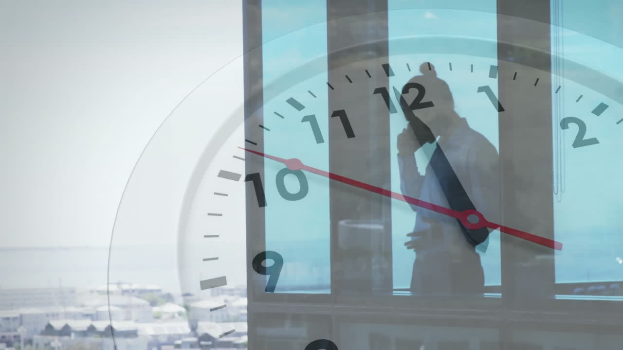 animación de reloj sobre hombre de negocios hablando por teléfono en la oficina