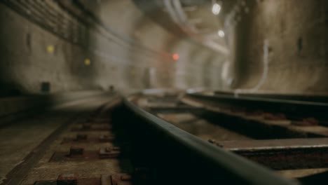 Oscuro-Viejo-Túnel-De-Metro-Abandonado