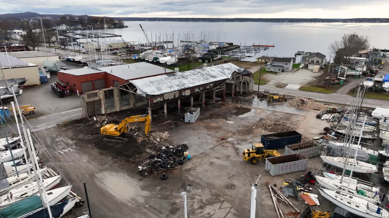 зимние облака над озером, ровный взгляд с фокусом на основе панели