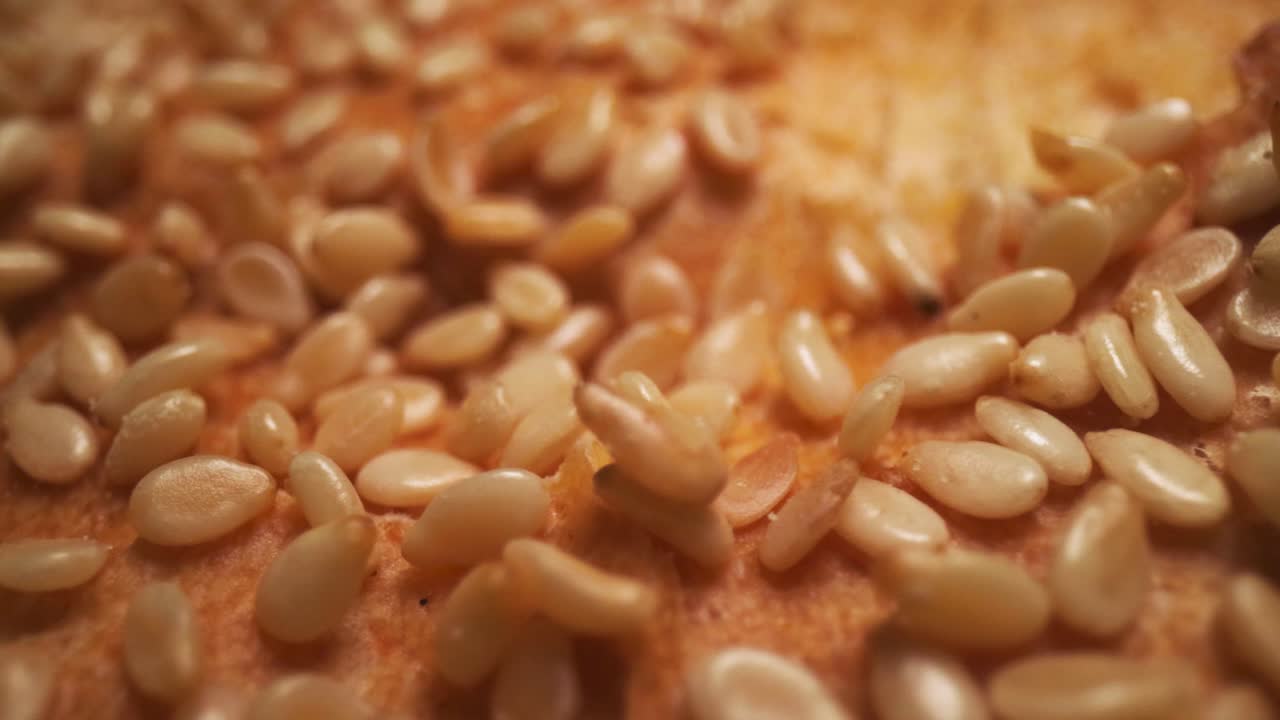 오븐에서 구운 맛있는 참깨로 덮인 구운 빵의 황금 껍질, 음식 배경