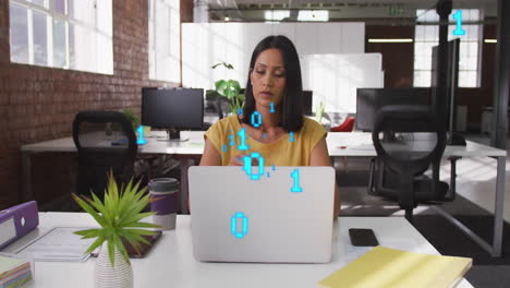 animación de códigos binarios sobre una mujer biracial pensativa trabajando en una computadora portátil en la oficina
