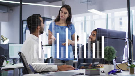 animación del procesamiento de datos estadísticos contra un grupo de diversos colegas discutiendo en la oficina