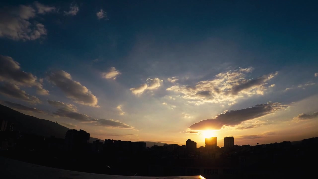 Timelapse de um pôr do sol filmado de um terraço em Sófia, Bulgária
