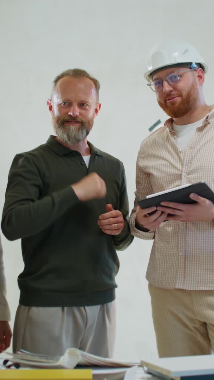 equipo de construcción discutiendo los planes del proyecto