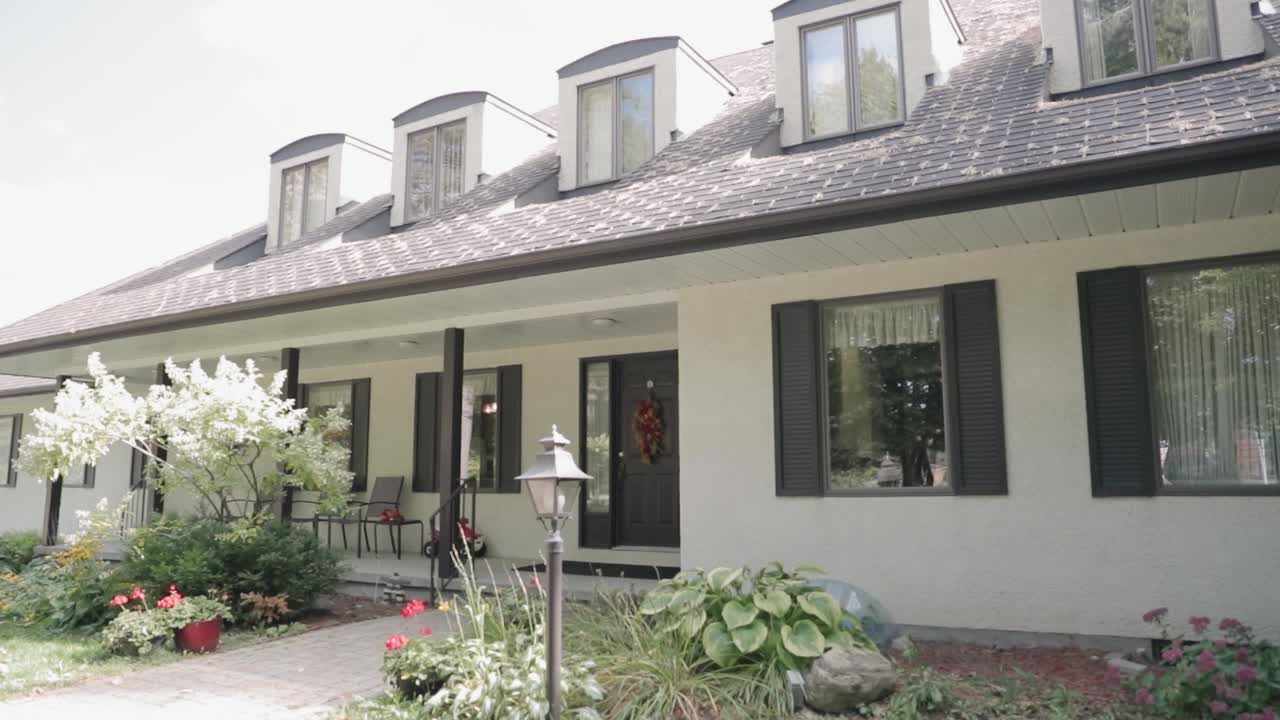 온타리오 주 스티츠빌 앞에 주차된 빨간색 컨버터블 마쓰다가 있는 아름다운 맨션에 접근