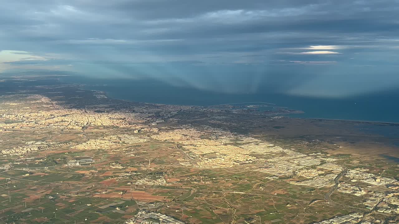 스페인 발렌시아의 공중 전망, 해가 지기 직전의 황금 순간에 3000m 높이의 비행기 객실에서 촬영되었습니다.