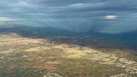 Vista-Aérea-De-Valencia,-España,-Filmada-En-El-Minuto-Dorado-Justo-Antes-Del-Atardecer-Desde-La-Cabina-De-Un-Avión-A-3000-M-De-Altura.