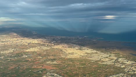 vista aérea de valencia, españa, tomada en el minuto dorado justo antes del atardecer desde una cabina de avión a 3000 m de altura
